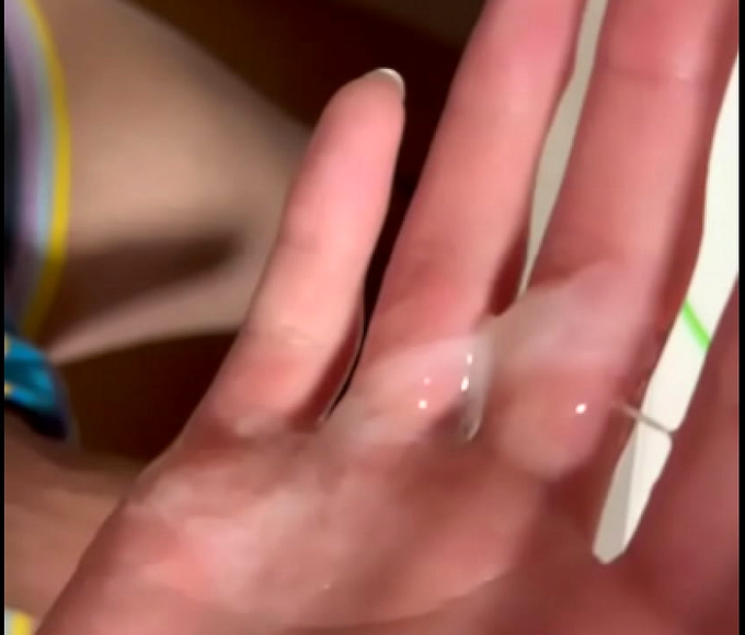 友達が寝ている横でこっそり絶頂オナニー