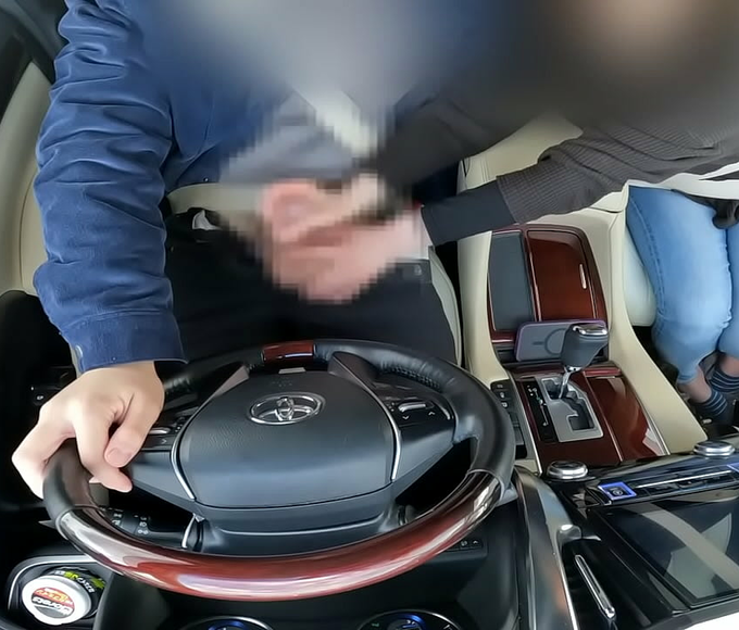 JAV Slut Gets Off with a Handjob While Driving!