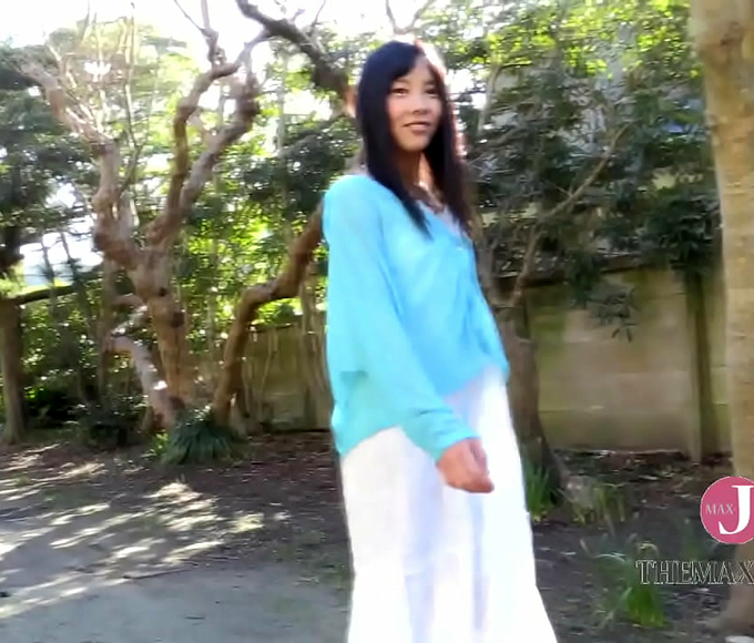 Welcome To The World Of Luscious Japanese Idols: Emiri Awano's Hot Springs Image